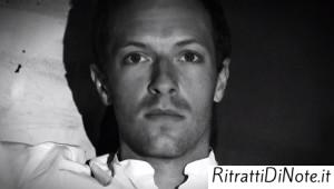 Chris Martin in una scena tratta dal video ufficiale