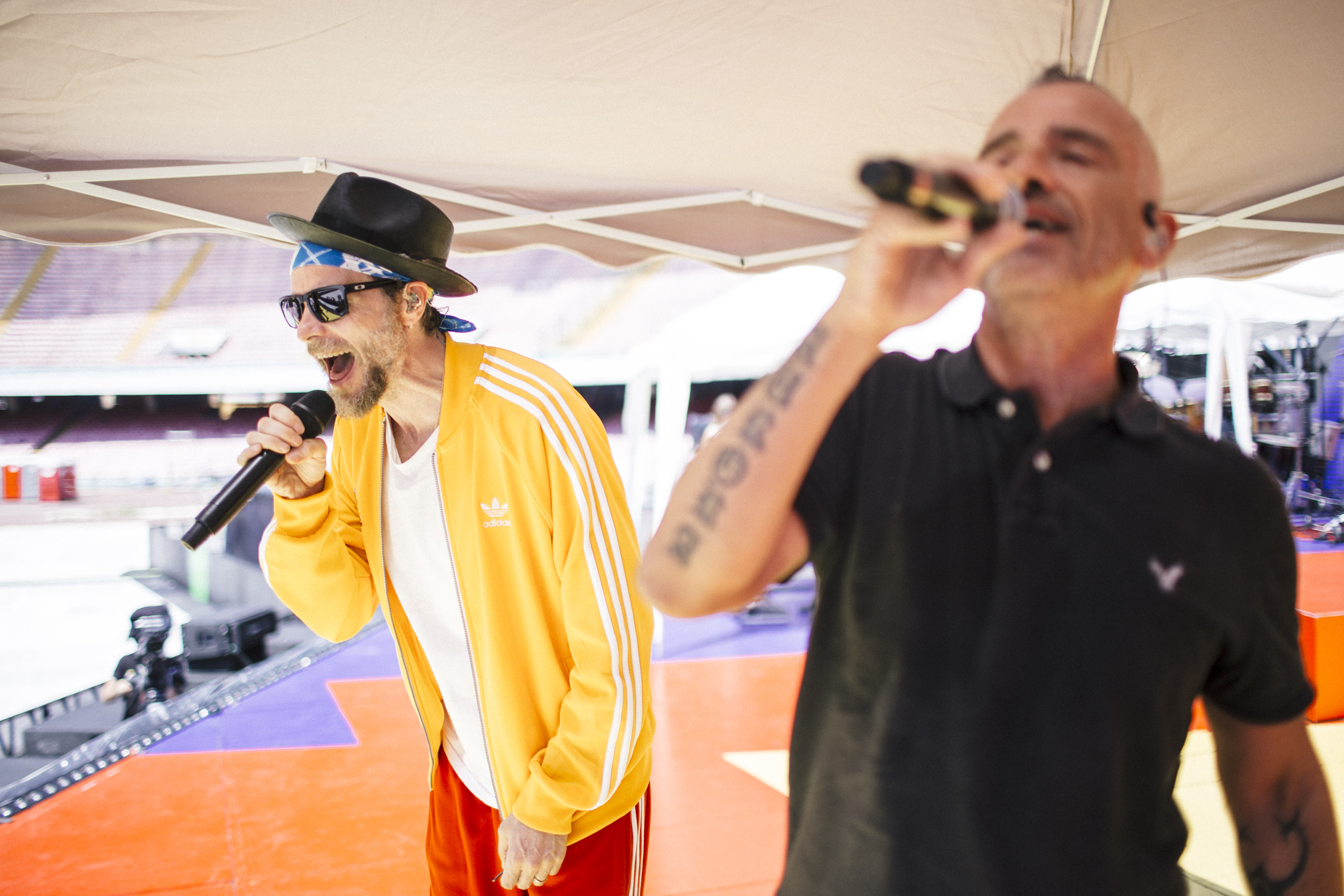 Jovanotti ed Eros Ramazzotti durante le prove dell'omaggio a Pino Daniele ph Ufficio stampa Goigest