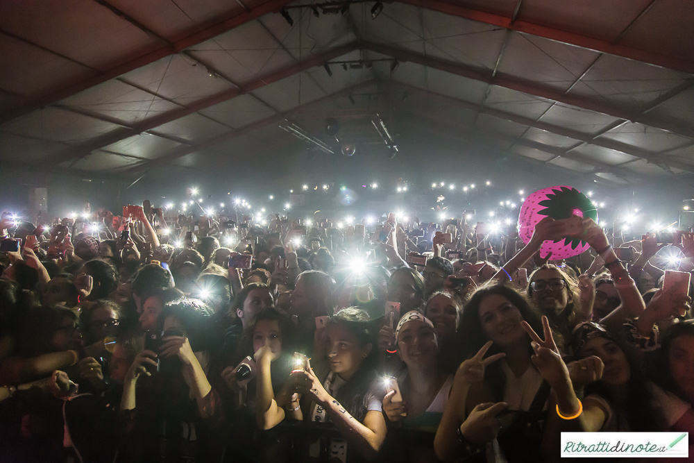 Lorenzo Fragola live (un momento del concerto di Napoli) Ph Luigi Maffettone