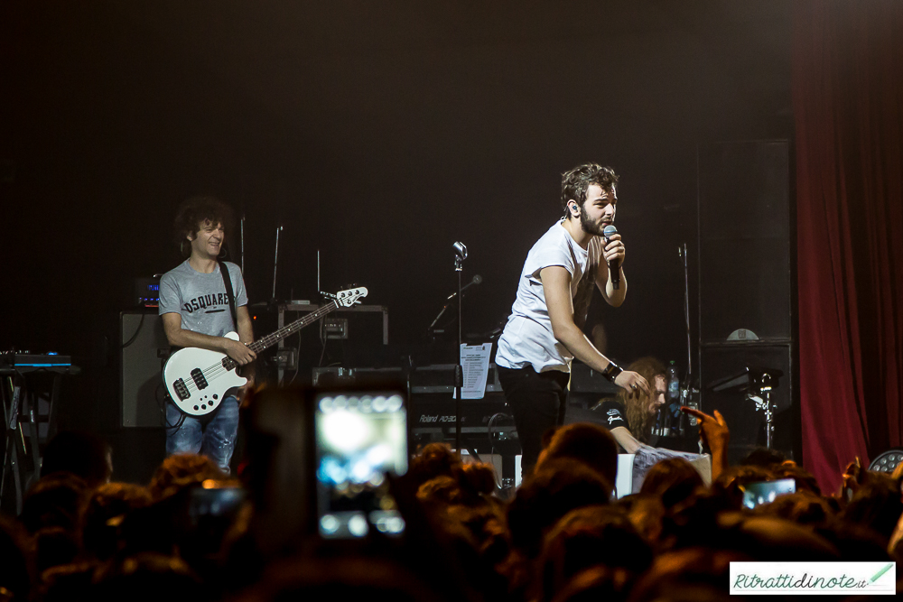 Lorenzo Fragola live (un momento del concerto di Napoli) Ph Luigi Maffettone