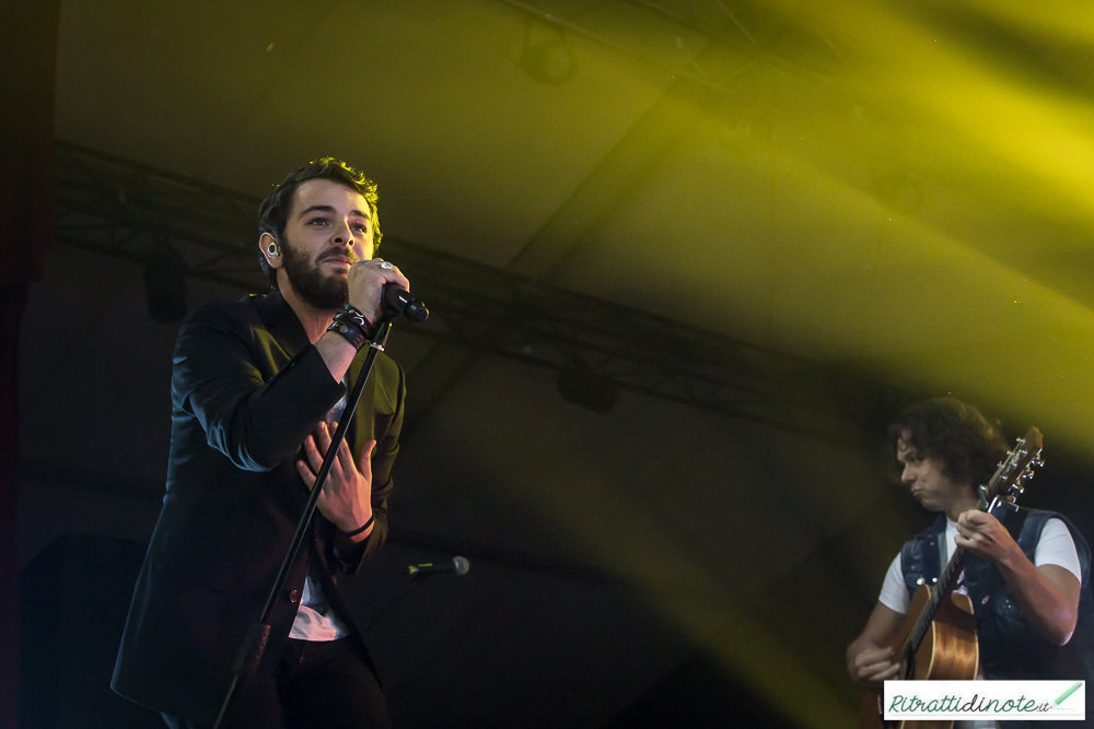 Lorenzo Fragola live (un momento del concerto di Napoli) Ph Luigi Maffettone