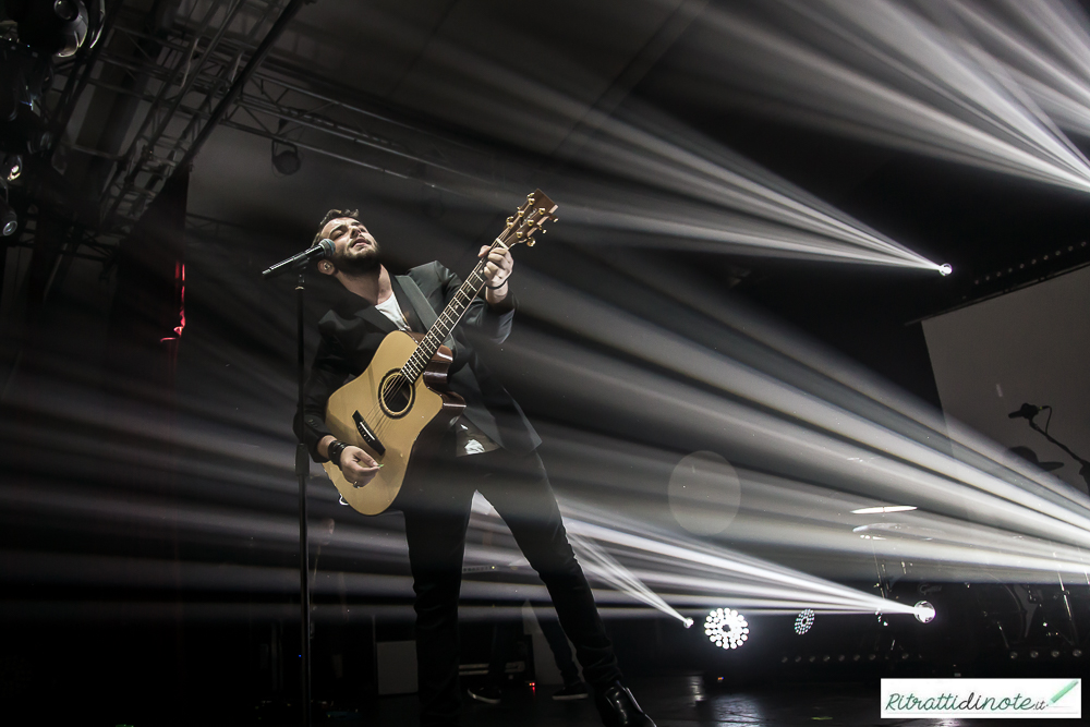 Lorenzo Fragola live (un momento del concerto di Napoli) Ph Luigi Maffettone