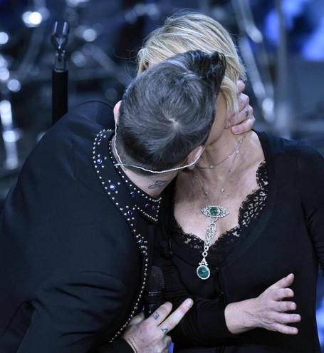 Il bacio tra Robbie Williams e Maria De Filippi